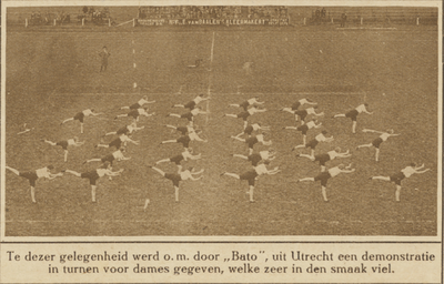 870578 Afbeelding van een demonstratie van de dames van Utrechtse turnvereniging 'Bato', tijdens de jubileumwedstrijden ...